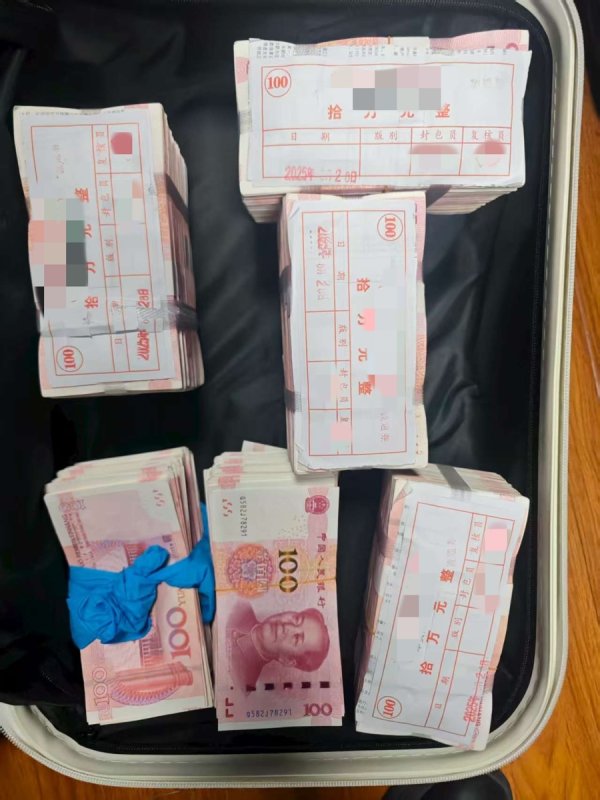 顶级配资 一男子在上海街头被民警拦下，拉杆箱内装了100万现金！